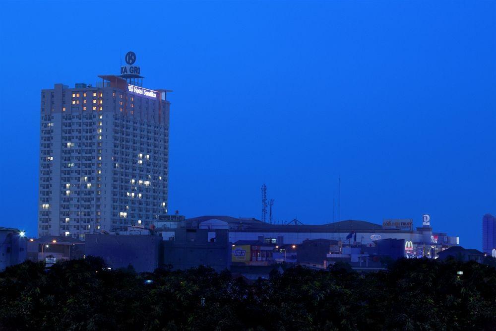 Hotel Santika Depok Exterior photo