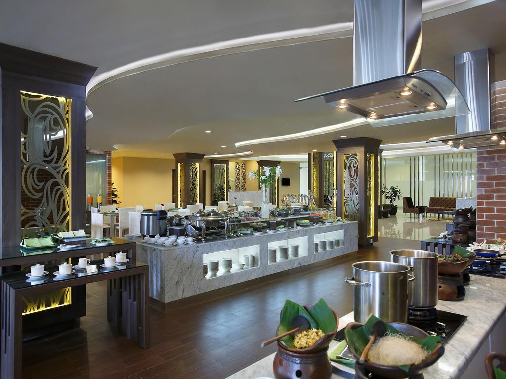 Hotel Santika Depok Exterior photo
